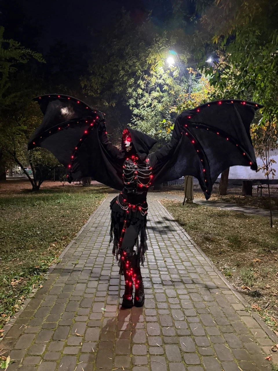 Halloween персонаж с большими крыльями
