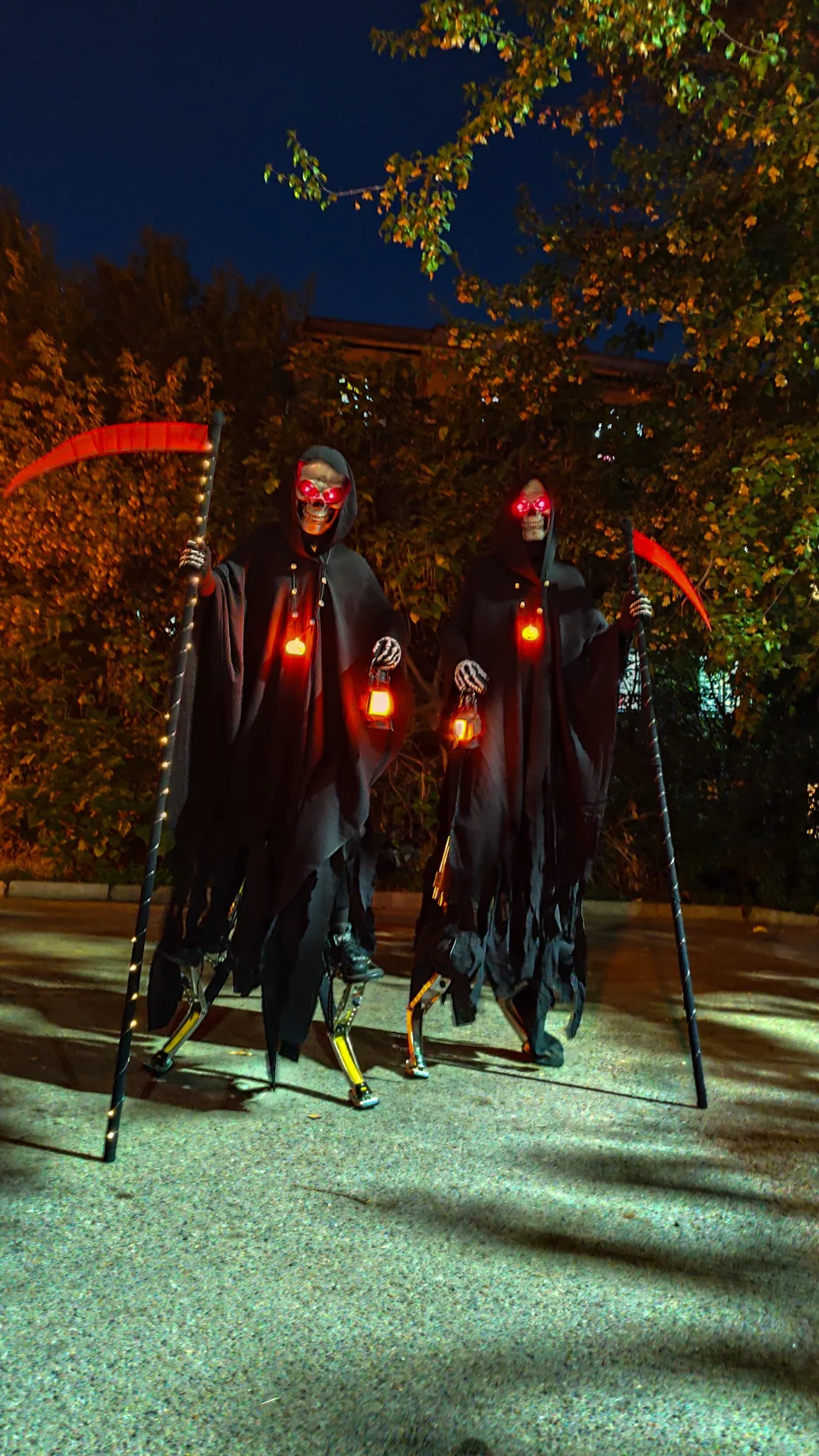 Жуткие ходулисты на джамперах для Halloween