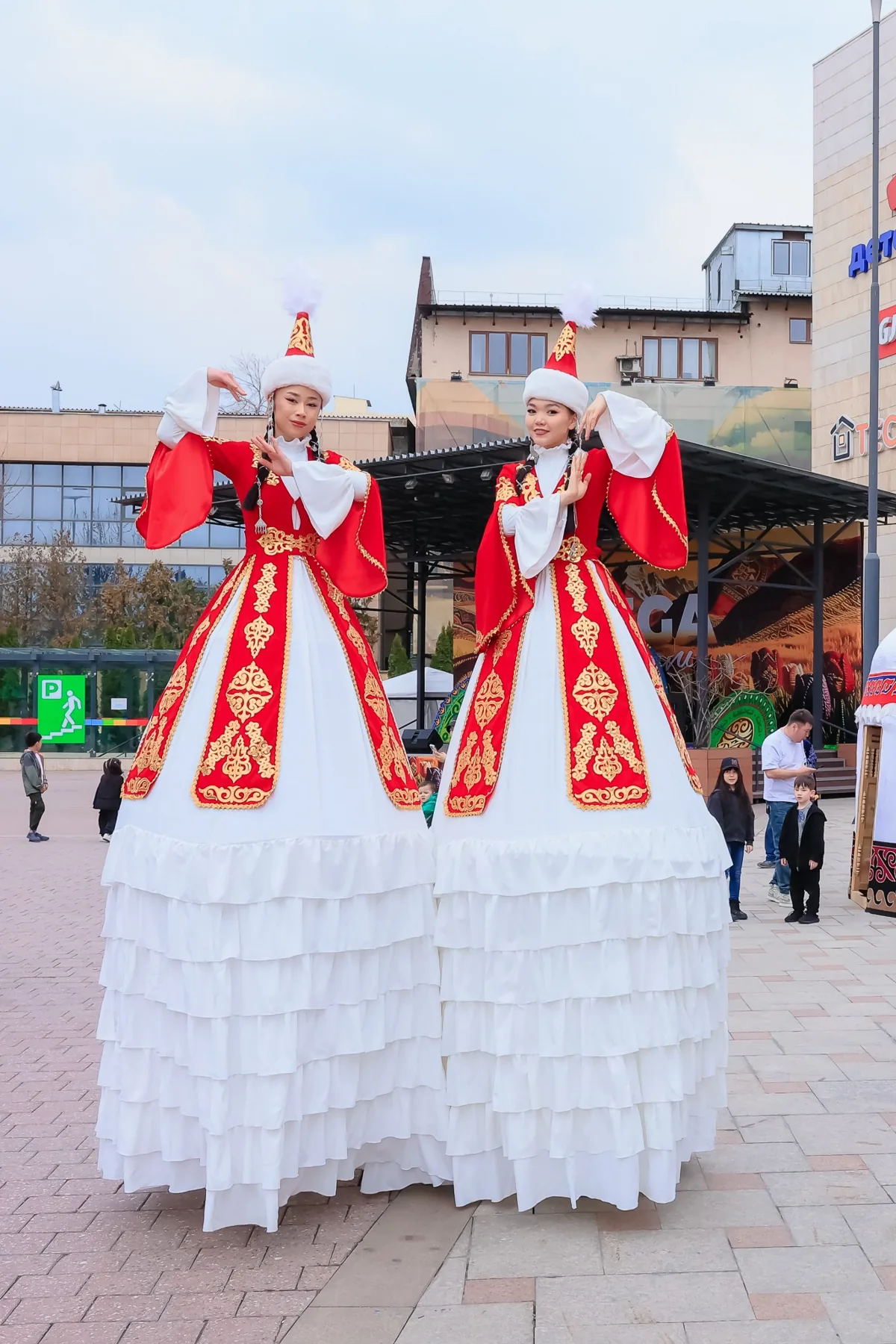 Ходулисты в национальном стиле
