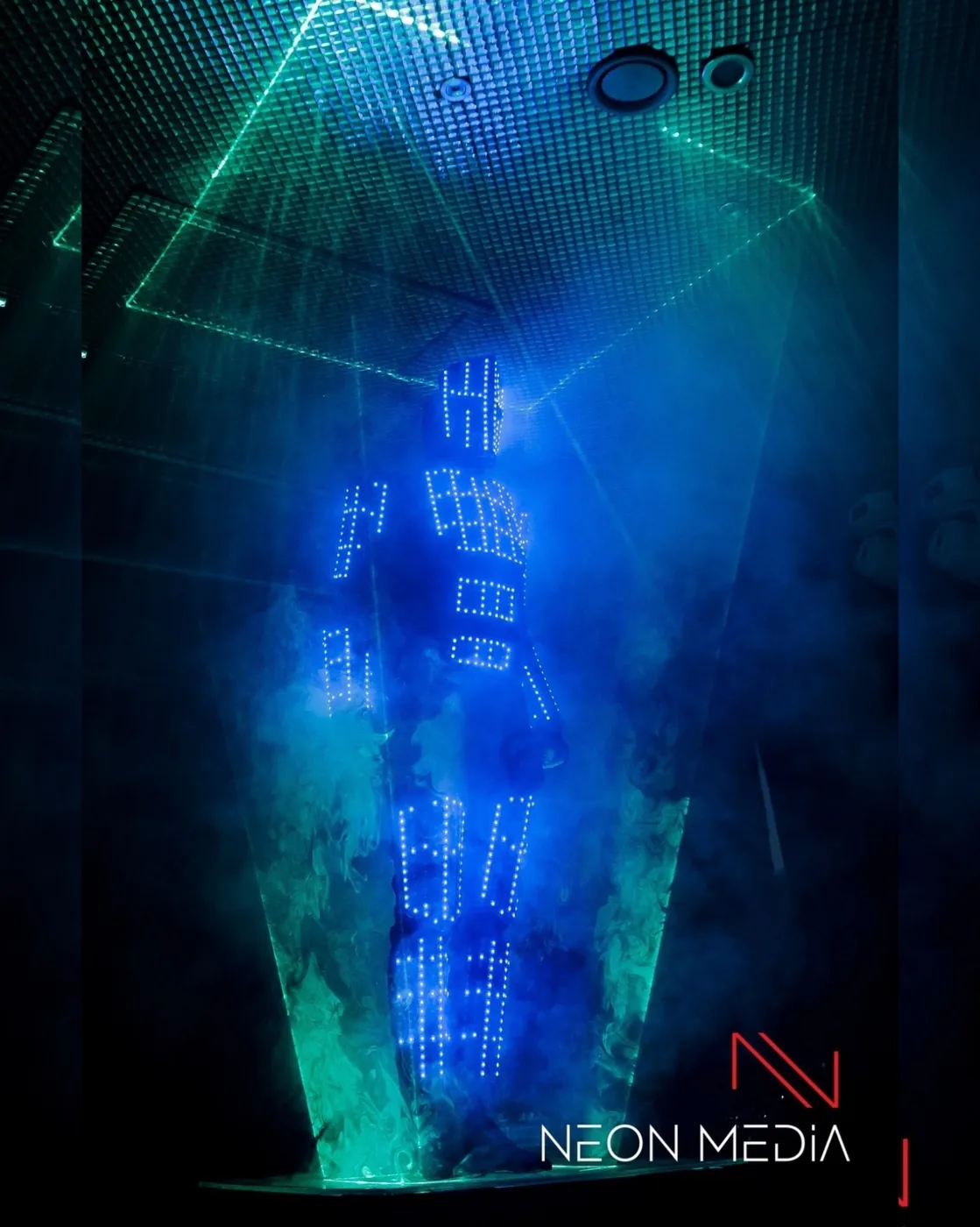 Laserman в синем дыму и лазерных лучах