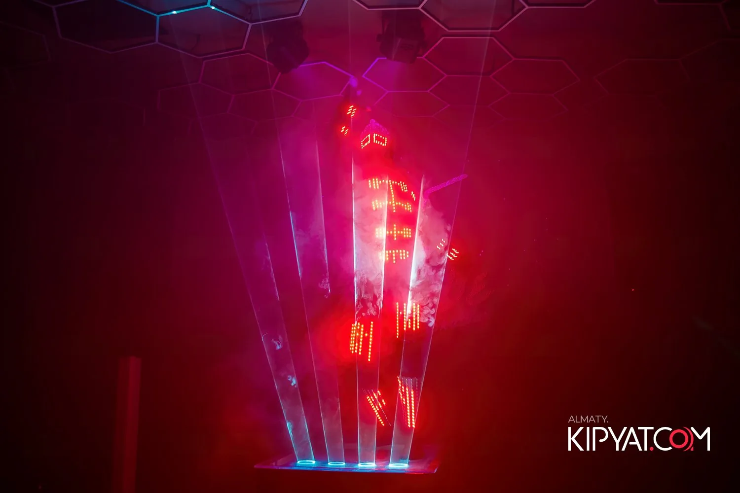 Лазерное шоу Laserman с красным светом и дымом