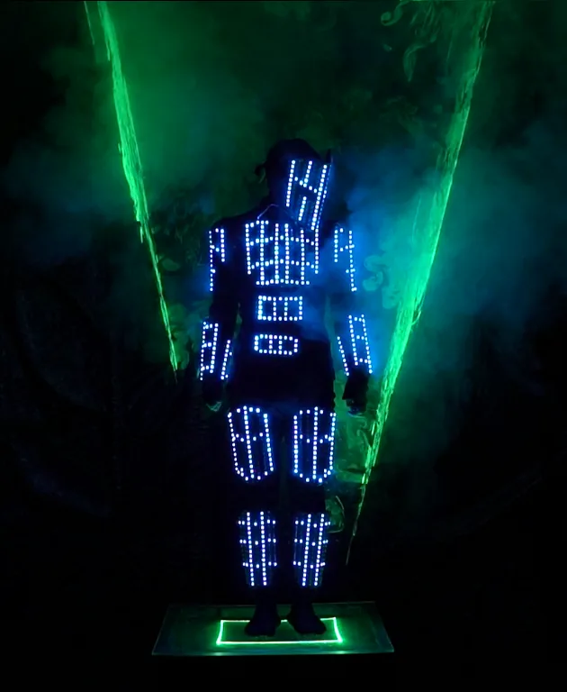 Артист Laserman в световом костюме внутри лазерной конструкции