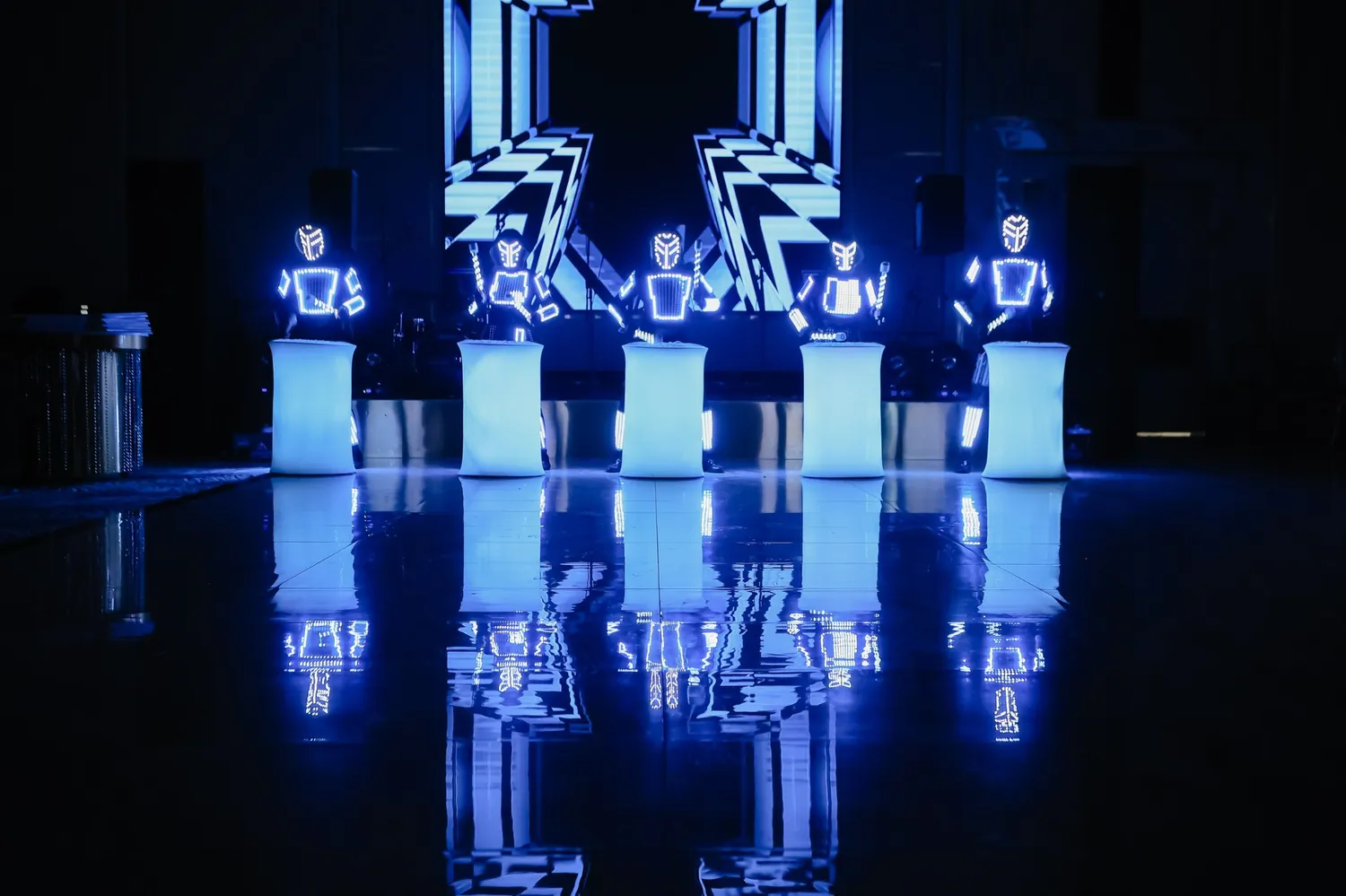 Пять артистов LED drum show с подсвеченными барабанами