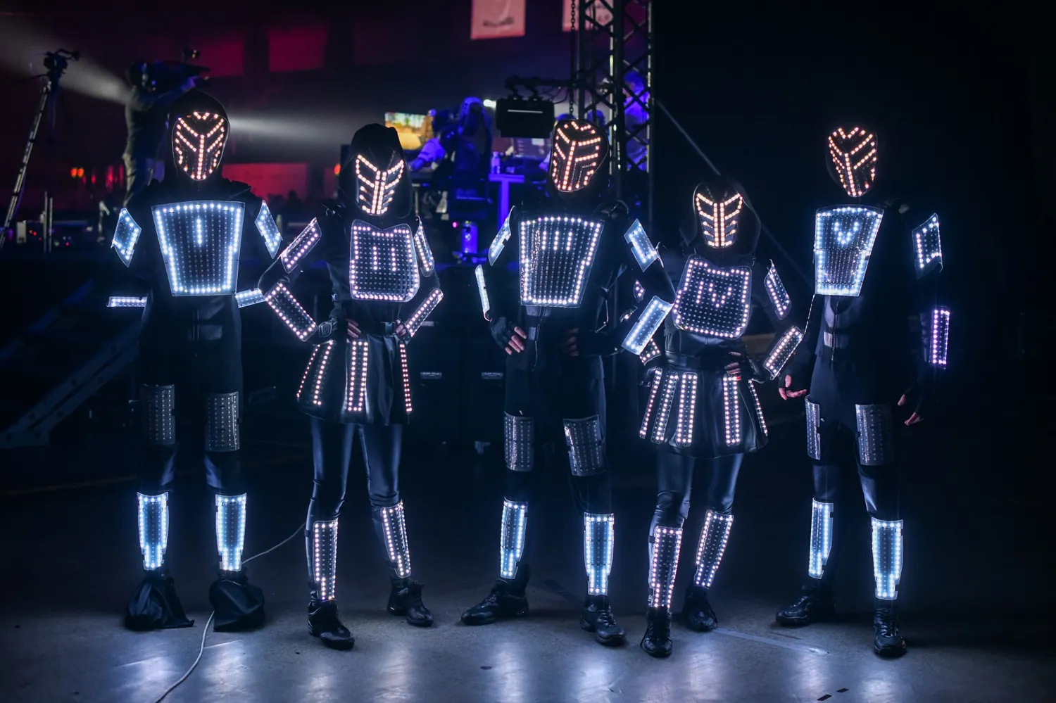 Команда артистов ENLIGHT SHOW в пиксельных костюмах