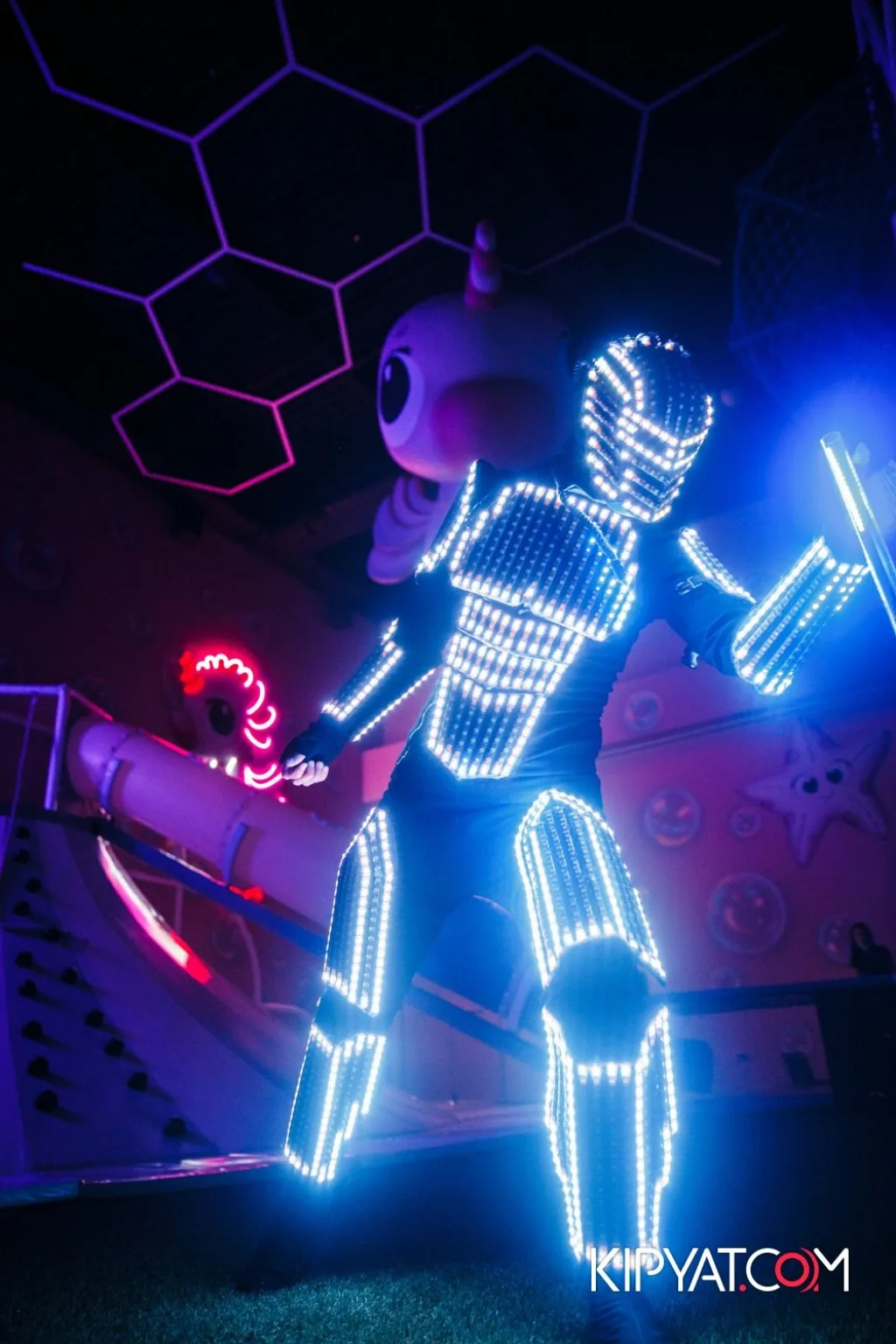 Pixelman со световыми жезлами